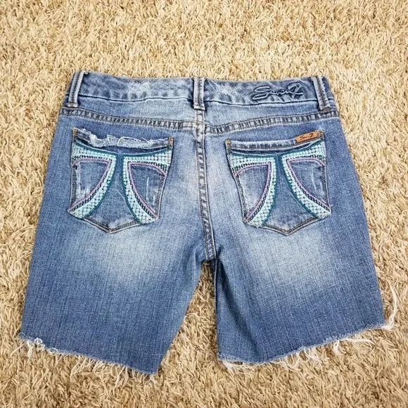 Seven7| medium wash cutoff shorts - Picture 4 of 5